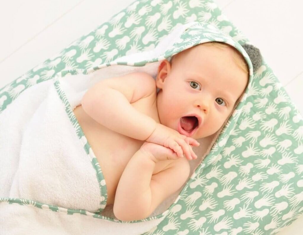 Por qué mi bebé saca mucho la lengua y babea constantemente