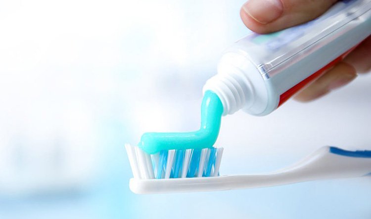 cepillo de dientes y pasta dental