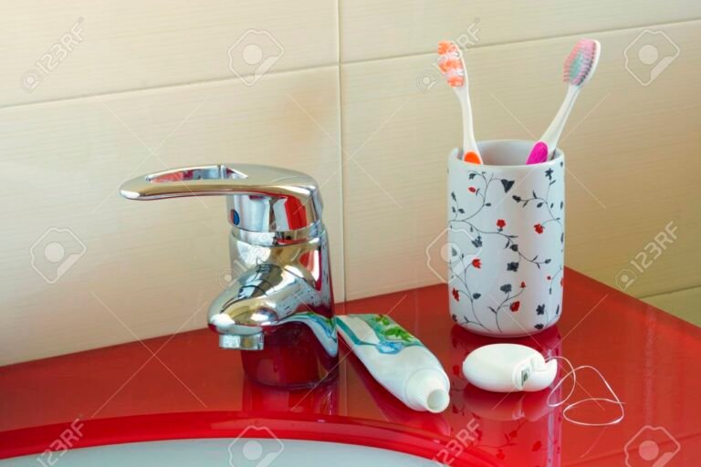 cepillo de dientes y pasta en el lavabo