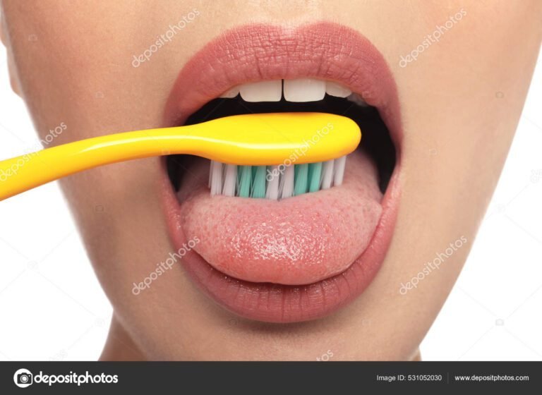 Cómo elegir el mejor cepillo para limpiar la lengua y mejorar tu higiene 27 cepillo de lengua sobre fondo blanco
