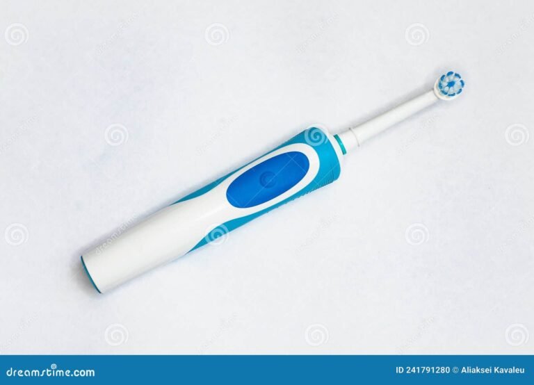 cepillo electrico con fondo blanco