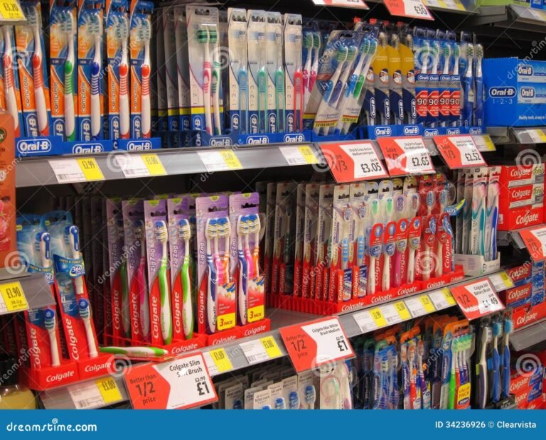 cepillos de dientes en estante de tienda
