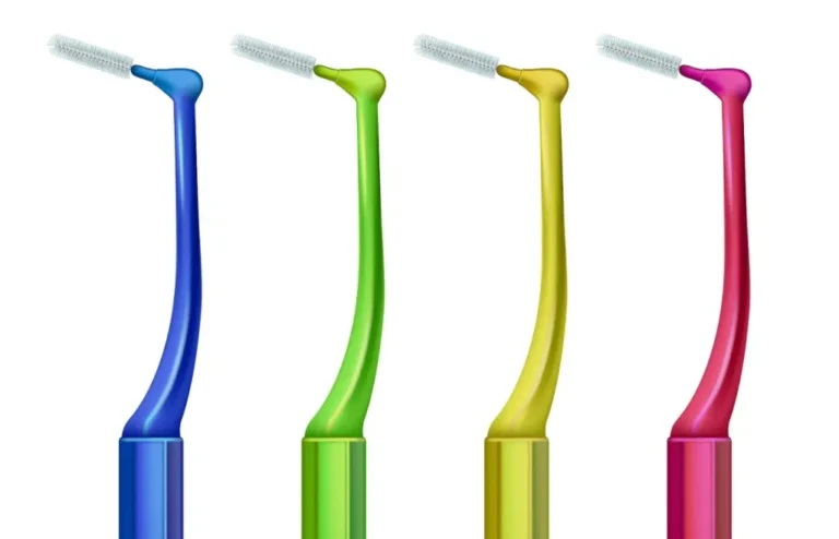 cepillos interdentales en un fondo limpio