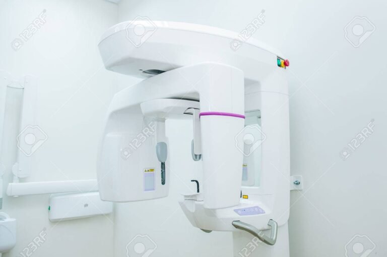 clinica dental moderna con equipo de radiografia