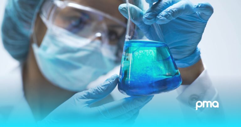 componentes quimicos mezclandose en un laboratorio