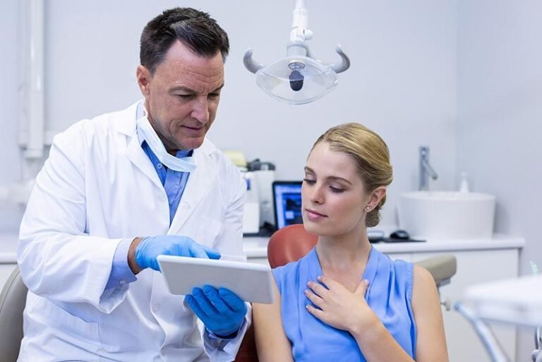 consultorio dental con paciente y odontologo