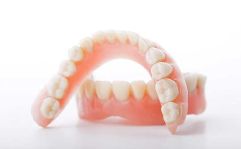 dentadura postiza fija sobre fondo blanco