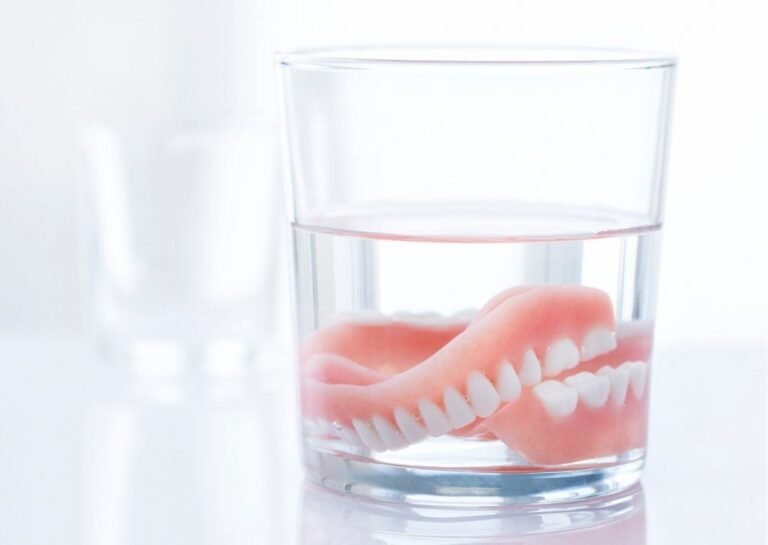 Cómo limpiar una dentadura postiza muy sucia de manera efectiva 28 dentadura postiza limpia sobre un fondo blanco