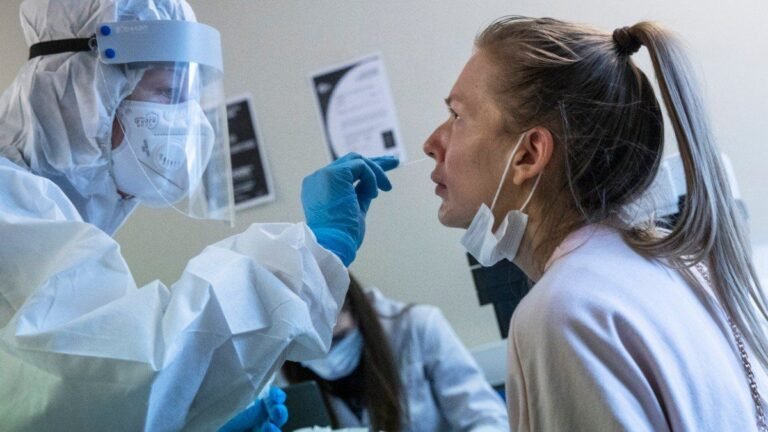 dentista atendiendo a un paciente urgido