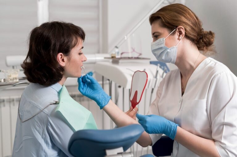 dentista examinando encias saludables