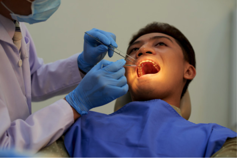 dentista realizando un empaste dental