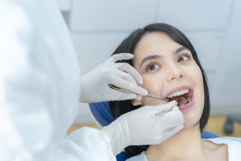 dentista reparando un diente roto