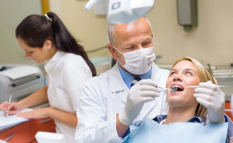dentista revisando la salud dental de un paciente