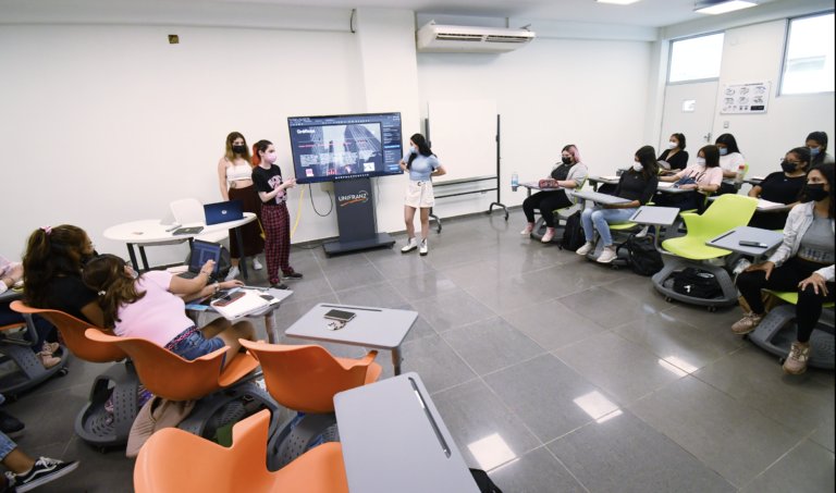 estudiantes aprendiendo en un aula dinamica