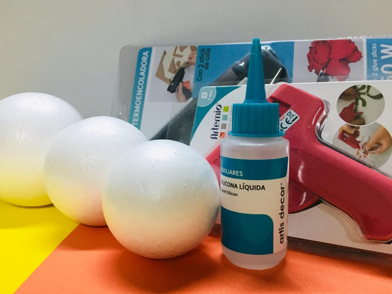 frasco de pegamento en una mesa de trabajo