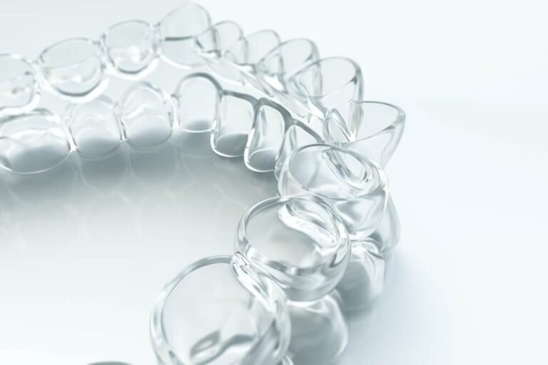 fundas dentales limpias sobre fondo blanco