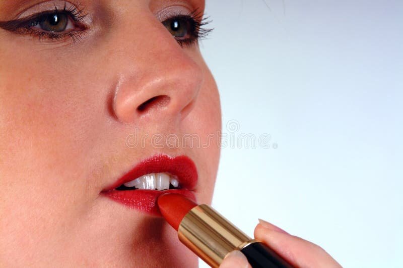 lapiz sostenido entre los labios