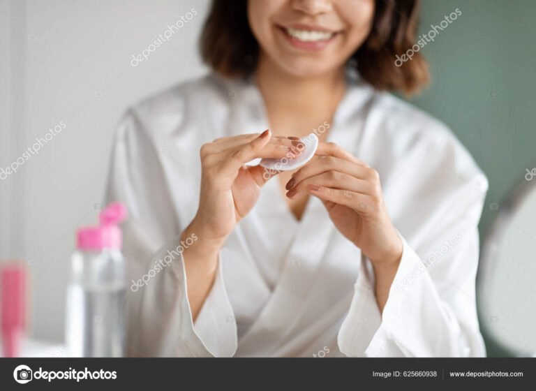 manos quitandose el esmalte de unas