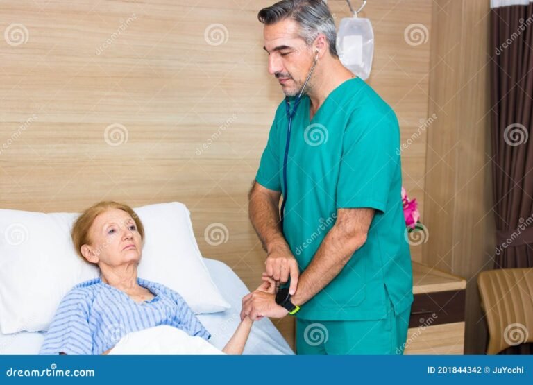 medico realizando un examen fisico masculino