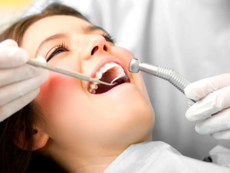 muela caida sobre fondo difuso y suave