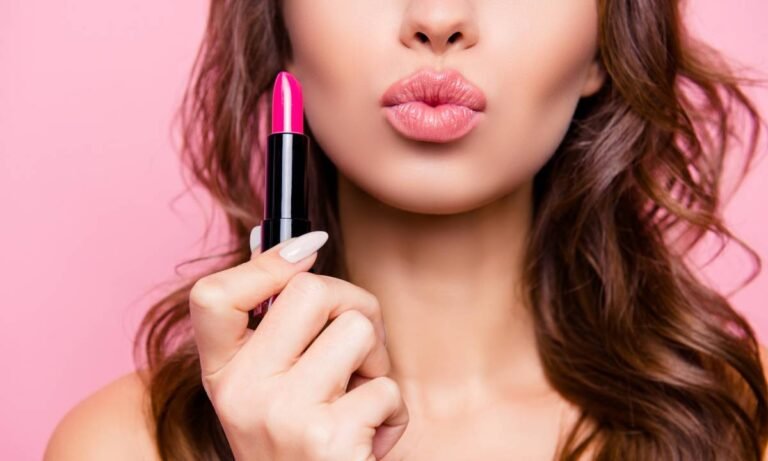 mujer aplicando labial en piel clara