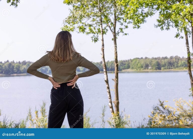 mujer reflexionando en un paisaje sereno