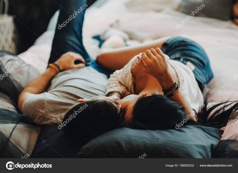 pareja abrazada en la cama romanticamente