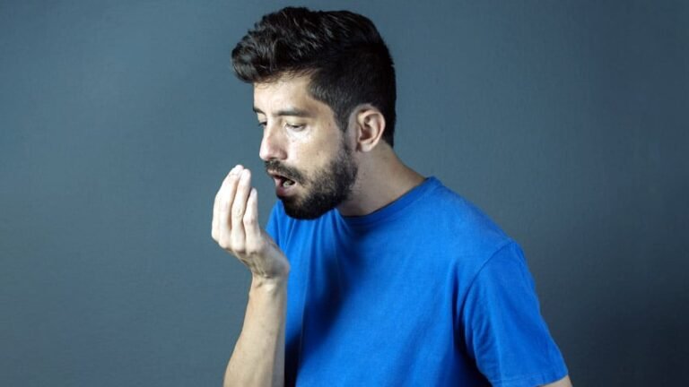 persona oliendo su aliento con preocupacion