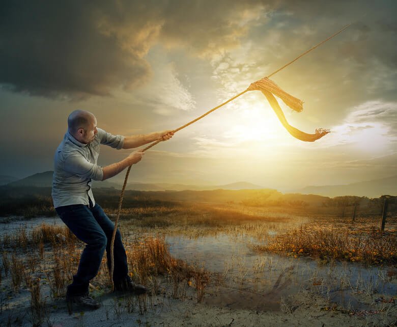 persona superando un obstaculo en la naturaleza