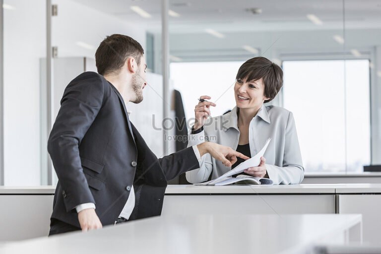 personas haciendo tramites en una oficina