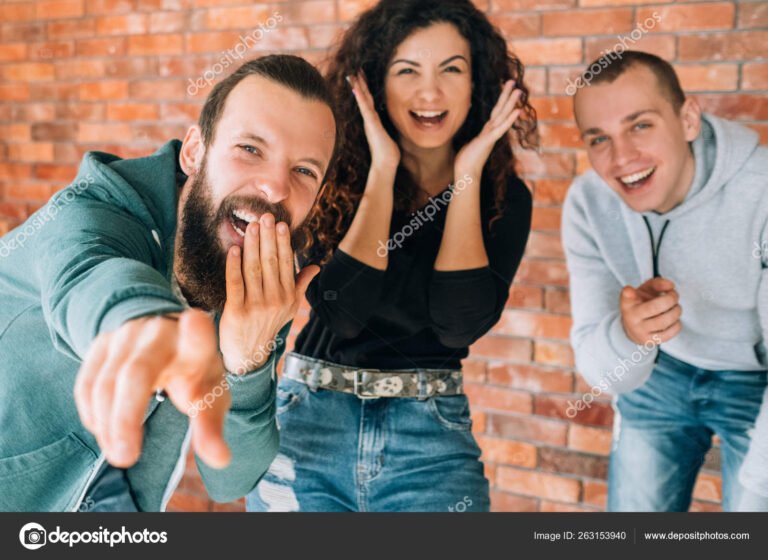 personas riendo en un ambiente divertido