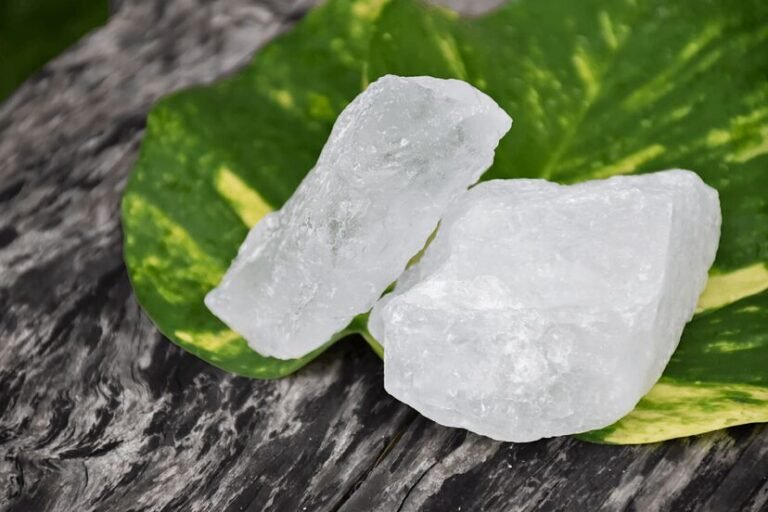 piedra de alumbre sobre fondo natural