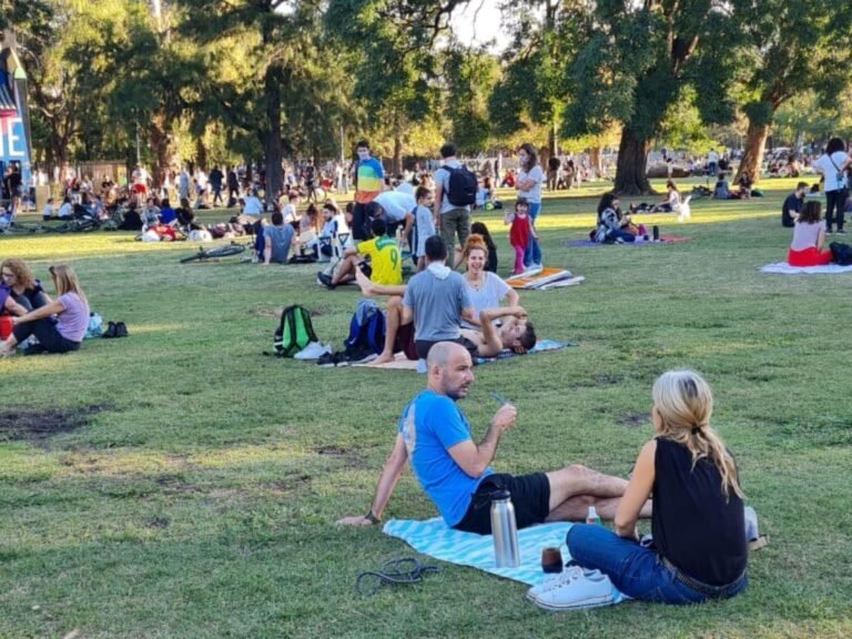 preparando un mate con amigos al aire libre