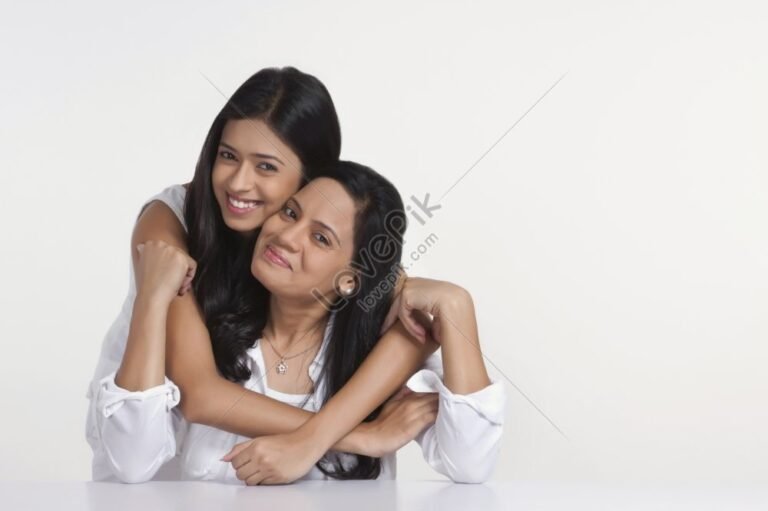 retrato de madre e hija sonriendo juntas