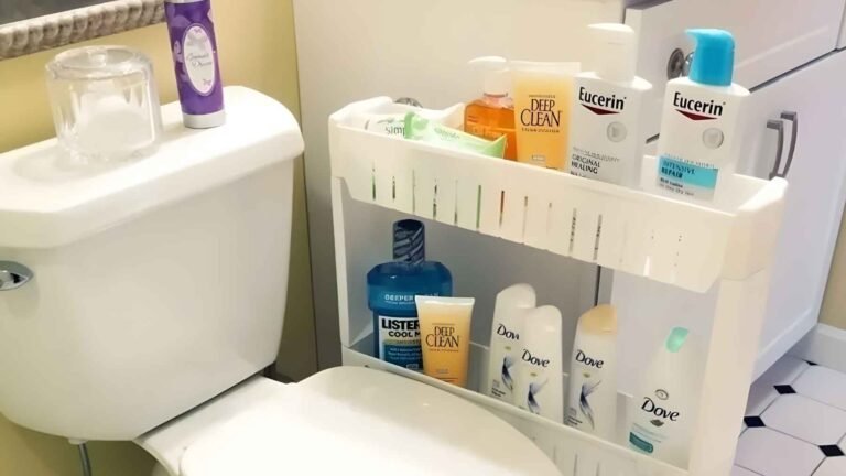 rincon de bano con productos de higiene bucal